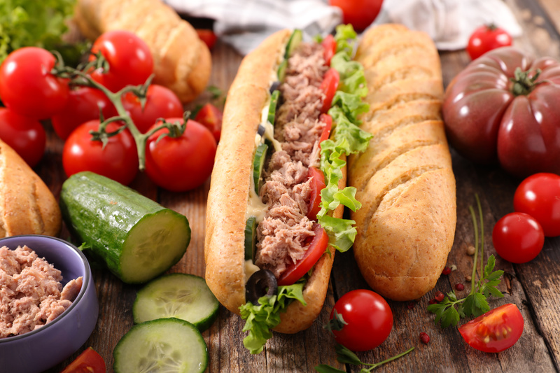 sandwich thon, mayonnaise et légumes