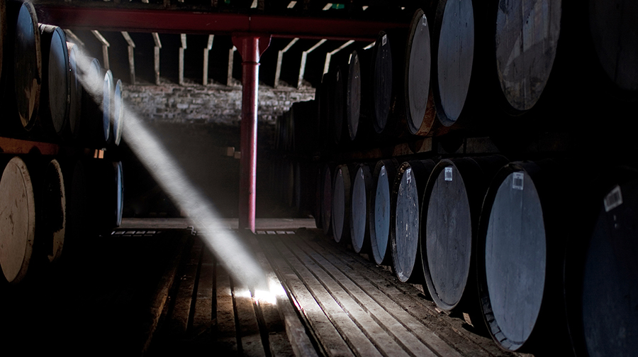 Cave avec les fûts de Whisky Lagavulin
