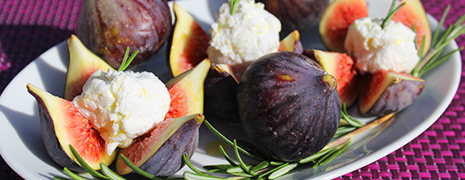 Photo d'un plat de Figues aux romarins et Brousse du Rove