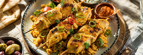 Photo d'une assiette de Brochettes de Poulet mariné au curry et boulgour