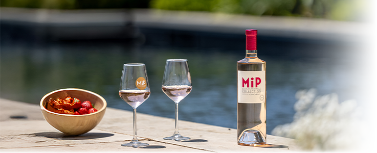 Bouteille de MIP Collection Rosé au bord d'une piscine