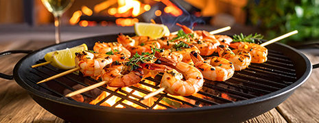 Photo d'un Brasero avec des Brochettes de Gambas dessus
