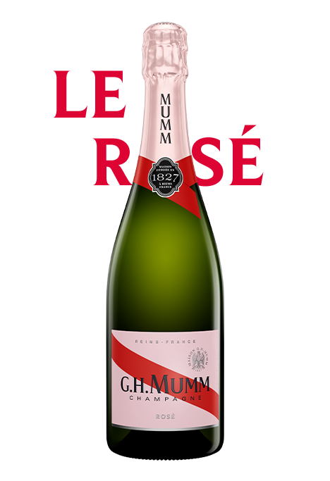 Bouteille de Champagne G.H.Mumm Rosé sur une table avec des coupes de champagnes