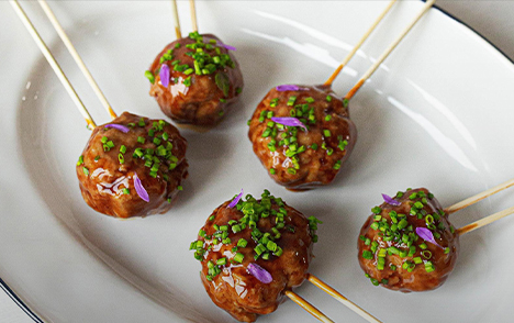 BROCHETTES DE TSUKUNE DE PINTADE ET GLAÇAGE TERIYAKI