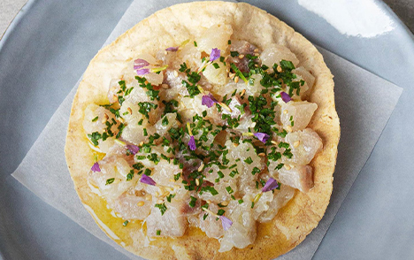 TOSTADA À LA DORADE ET SÉSAME GRILLÉ