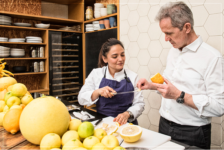 Image de la Cheffe Beatriz Gonzalez en train de préparer l'assiette d'asperges vertes du gard acoompagné de Blanc de Blancs Lanson | Champagne Lanson