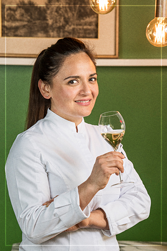 Image de la Cheffe Beatriz Gonzalez en train de dresser l'assiette de Suprême de Volaille croustillant acoompagné de Black Reserve Lanson | Champagne Lanson