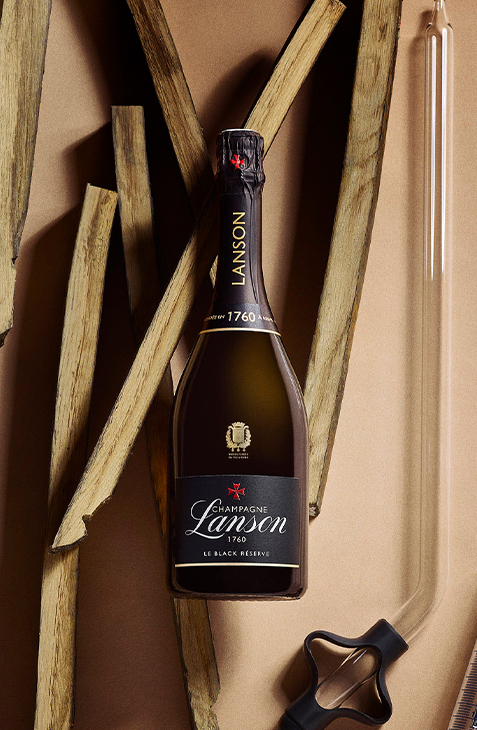 Image Black Reserve sur fond floral dans une ambiance feutrée et verres de champagne | Champagne Lanson