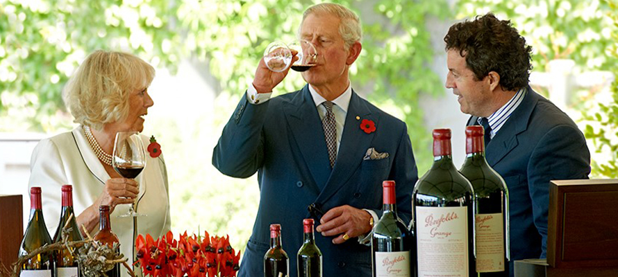 Le Prince Charles et Camilia en pleine dégustation des vins Penfolds, accompagner de Peter gago maître de chai Penfolds