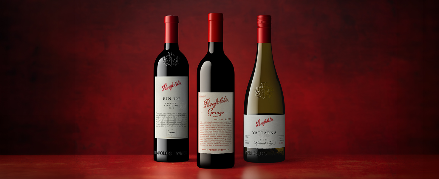 Bouteilles de prestiges Penfolds dans une ambiance rouge sombre et chic
