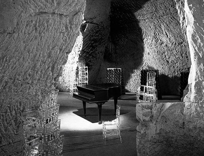 Cave Champagne Tattinger avec un piano et des bouteilles de champagne